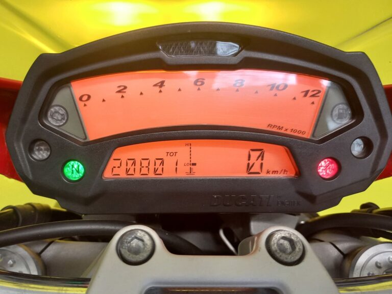 blacklinemoto-ducati-monster-696-2008-rosso-cruscotto