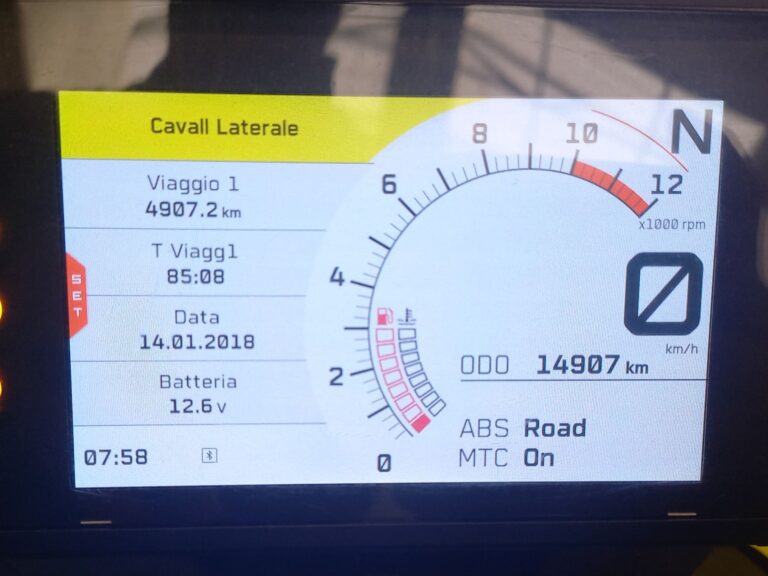 blacklinemoto-ktm-390-adventure-2021-bianco-nero-arancione-cruscotto