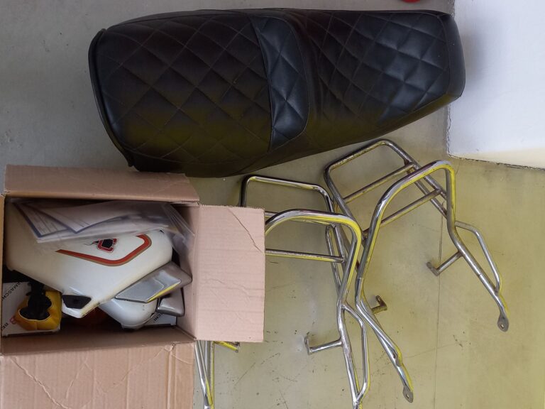 blacklinemoto-moto-guzzi-V65C-1983-bianco-accessori