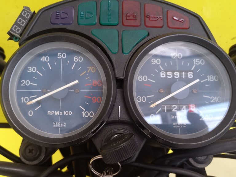 blacklinemoto-moto-guzzi-V65C-1983-bianco-cruscotto