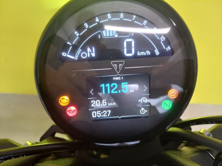 blacklinemoto-triumph-trident-660-2021-nerorosso-cruscotto1