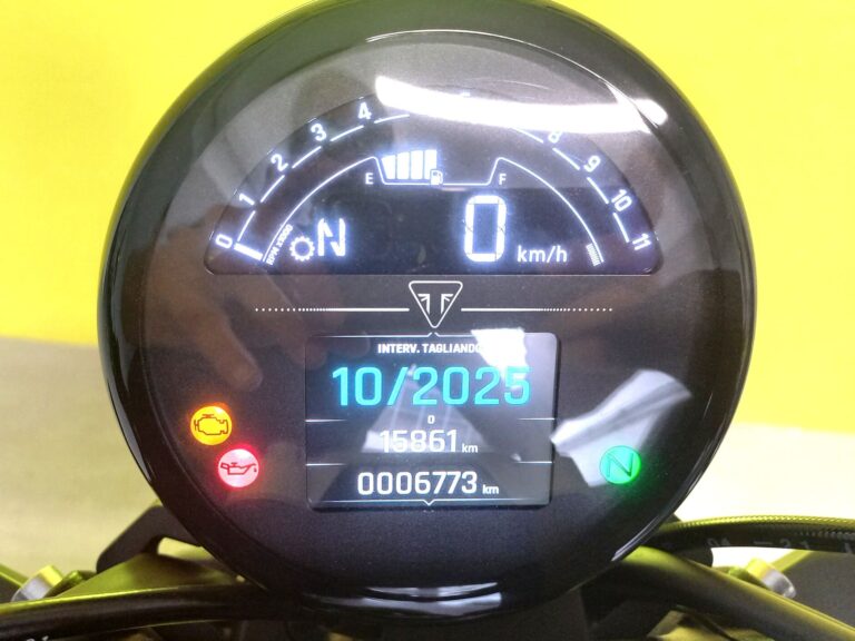 blacklinemoto-triumph-trident-660-2021-nerorosso-cruscotto2